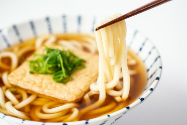 寝る前にうどんは太る？痩せる？睡眠への影響や食べる際の工夫