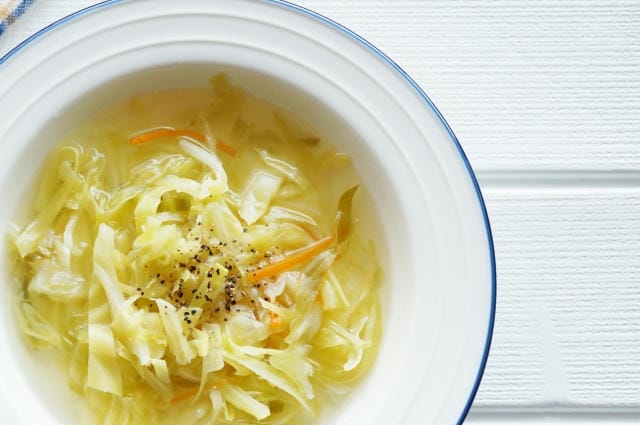 寝る前に野菜スープを飲んでも大丈夫？睡眠に影響しにくい具材や調理法
