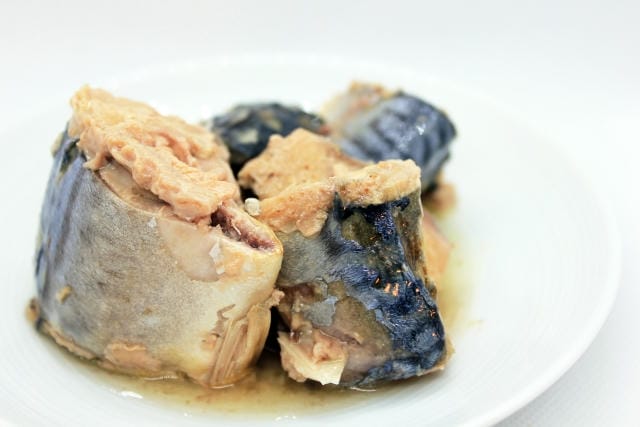 寝る前にサバ缶を食べると太る？痩せる？睡眠への影響と食べ方のコツ