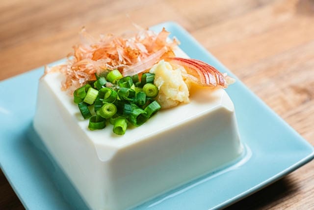 寝る前の冷奴は太る？痩せる？睡眠の質への影響や食べ方のコツ