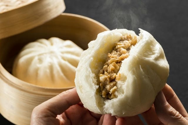 寝る前に肉まんを食べると太る？睡眠への影響や食べ方の注意点