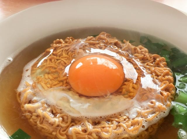 寝る前のチキンラーメンは太る？睡眠への影響やヘルシーな食べ方