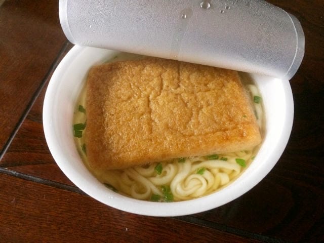寝る前のどん兵衛は太るのか？睡眠への影響を防ぐための食べ方のコツ