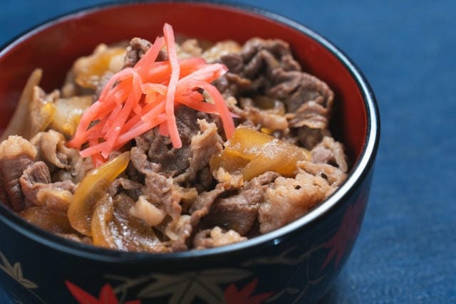 寝る前に牛丼を食べると太る？睡眠に及ぼす悪影響と食べ方の注意点