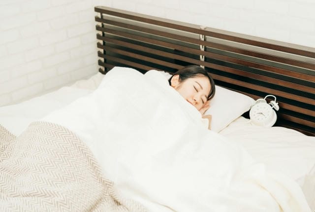 寝る前に妄想するデメリットとは？睡眠への影響や内容による効果