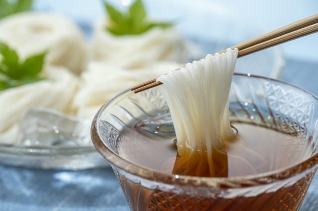 寝る前のそうめんは太る？痩せる？睡眠への影響や食べ方のコツ