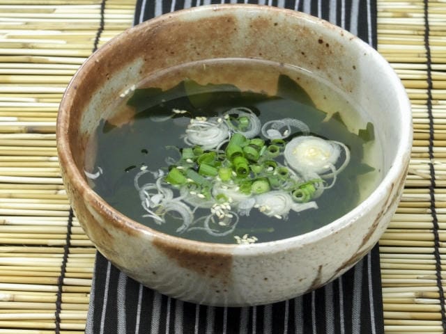 寝る前にわかめスープを飲んでも大丈夫？睡眠やむくみに与える影響