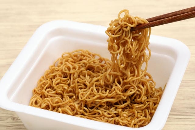 寝る前のカップ焼きそばは太る？睡眠やダイエットに及ぼす影響について