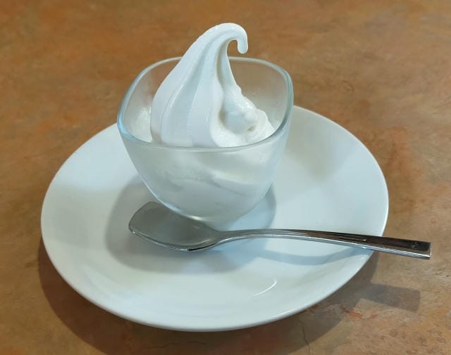 寝る前のソフトクリームは太る？睡眠に及ぼす影響と食べ方の注意点