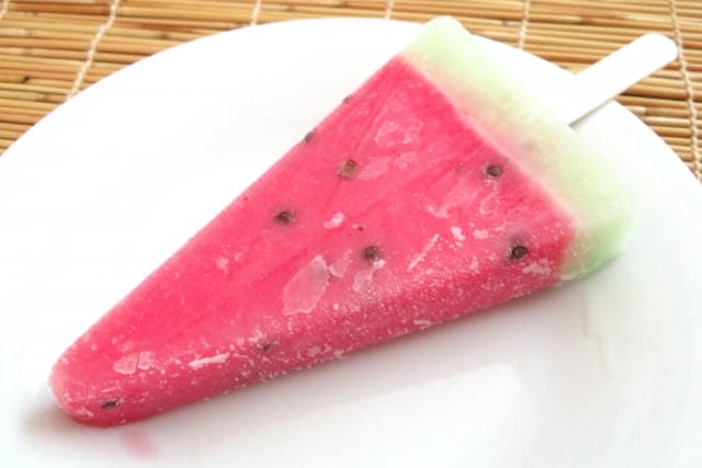 寝る前にスイカバーを食べると太る？睡眠への影響と食べる際の注意点