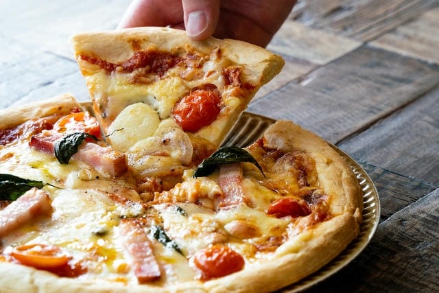 寝る前にピザを食べると太る？消化や睡眠に及ぼす悪影響について